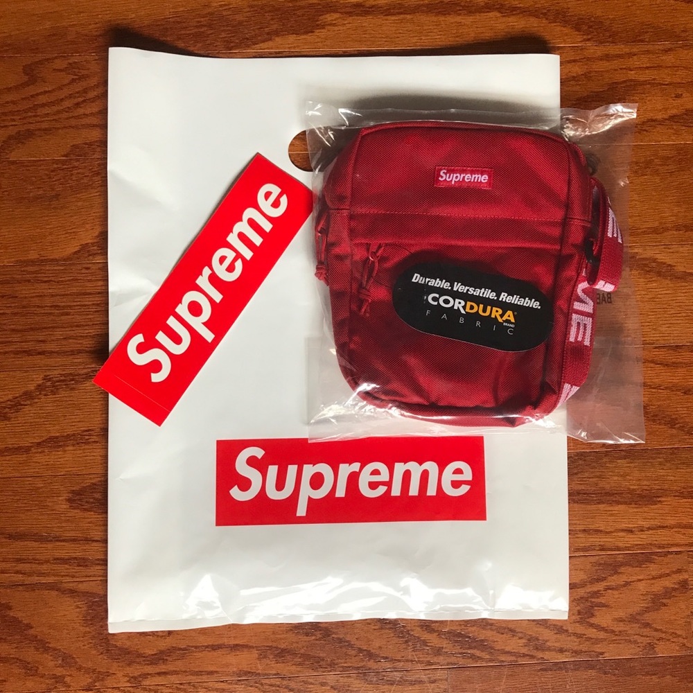 ‼️SOLD‼️NWT Supreme Shoulder Bag (SS18) Red